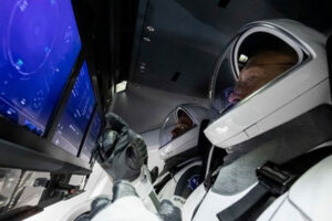 नासाका अन्तरिक्ष यात्रीहरु सकुशल पृथ्वीमा अवतरण