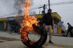 प्रधानमन्त्री ओली धनगढीमा: राजीनामा माग्दै बालियो टायर