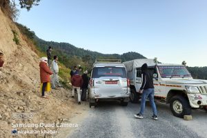 मध्यपहाडि राजमार्गमा समयमै पहिरो नहटाउदा अछाममा सवारी साधन ठोकिए