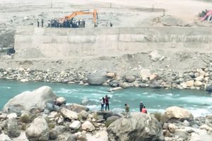 महाकाली नदीमा नेपाली र भारतीय बिच ढुङ्गा हानाहान