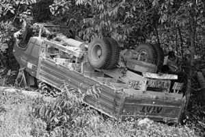 अक्सिजन सिलिण्डर बोकेको ट्रक कैलालीमा दुर्घटना