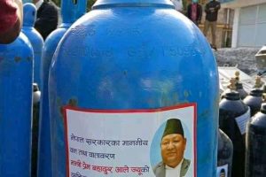 बन मन्त्रीं आलेद्धारा चीन सरकारले दिएको अक्सिजन सिलिण्डरमा आफ्नो फोटो राखेर बितरण