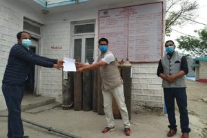 कांग्रेस कोभिड संयोजक खड्काको पहलमा डोटी अस्पताललाई २२ वटा अक्सिजन सिलिन्डर हस्तान्तरण