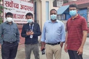 प्रधानन्यायाधीश र प्रधानमन्त्रीबीच भेट भएको समाचार लेख्ने पत्रकारलाई सर्वोच्च अदालतमै बोलाएर माफी माग्न दबाव