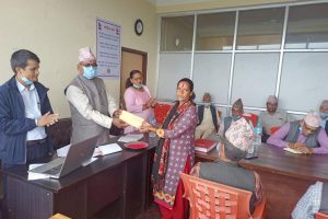 मंगलसेन नगरपालिकद्धारा  ५ वटा बाल बिकास केन्द्रका सहजकर्ताहरुलाई पुरस्कृत