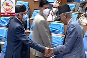 संसदमा ओली र प्रधानमन्त्री देउवासँग हात मिलाए