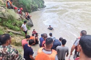 कर्णाली नदीमा दुर्धटना परेका जोशि दम्पतीको अवस्था अझै अज्ञात