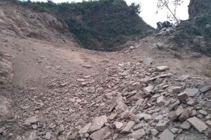 डोटीमा ६ महिना देखी सडक अबरुद्ध ,स्थानीयलाई सकस, सराेकारवाला माैन