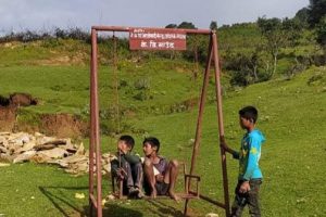 समाजसेवी साउँदद्वारा पर्यटकिय स्थल बगलेकमा पिङ निर्माण