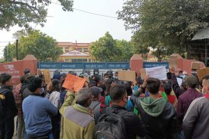 भूपेन्द्र बडुवालका हत्यारालाई कारबाहीको माग गर्दै  जिल्ला अदालत अगाडी प्रदर्शन
