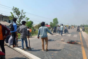 कैलालीमा ट्रकको ठक्करबाट एक युवकको मृत्यु भएपछि पूर्व-पश्चिम राजमार्ग अवरुद्ध