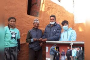 बिपन्न बालबालिकाहरुलाई आर्थिक सहयोग