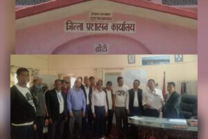 निजामती कर्मचारी युनियनद्वारा जिल्ला प्रशासन कार्यालय डोटिलाई ज्ञापन पत्र बुझायो