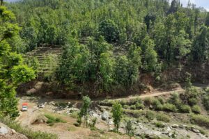 मध्यपहाडि राजमार्ग कार्यलयको लापरवाही , सडक पिच भएको ३ बर्षमा समेत पुल बनेेन