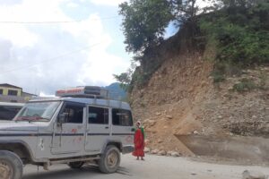 साँफेबगरमा ९ महिना देखि बिधुतको पोल सार्न नसक्दा दुर्घटनाको जोखिम