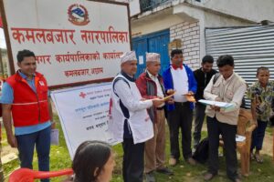 रेडक्रस अछामले एक सय ४३ घरपरिवालाई राहत वितरण