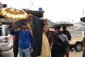 झपट बोहरालाई एमाले कार्यकर्ताको कालो झण्डा सहित नाराबाजी
