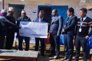 नेपाल बैंक लिमिटेडद्वारा अछामका बाढी पहिराे पीडितलाई आर्थिक सहयोग