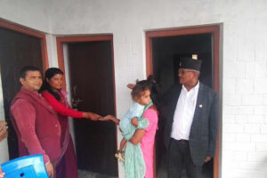 मंगलसेन नगरपालिकाद्वारा बादी समुदायलाई घर हस्तान्तरण