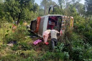 तुलसीपुरबाट सल्यान जाँदै गरेको बस दुर्घटना, दुई महिलाको मृत्यु