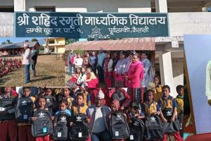 लम्कीचुहाका सामुदायिक विद्यालयमा झोला वितरण गर्ने नाममा बाइबल र यसुको प्रचार