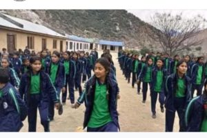 स्वामीकार्तिक खापर गाउँपालिका भित्रका विद्यार्थी र शिक्षक, शिक्षिकालाई लागि न्यानो लुगा बितरण