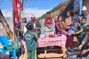 बिधार्थीलाई शैक्षिक सामाग्री बितरण