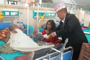 निर्माण व्यवसायी खड्काद्वारा छोराको जन्मदिनमा बिरामीहरुलाई फलफुल बितरण