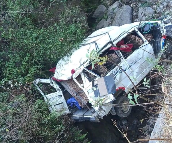 अछामको बिनायकमा टिकापुर जाँदै गरेको गाडि दुर्घटना