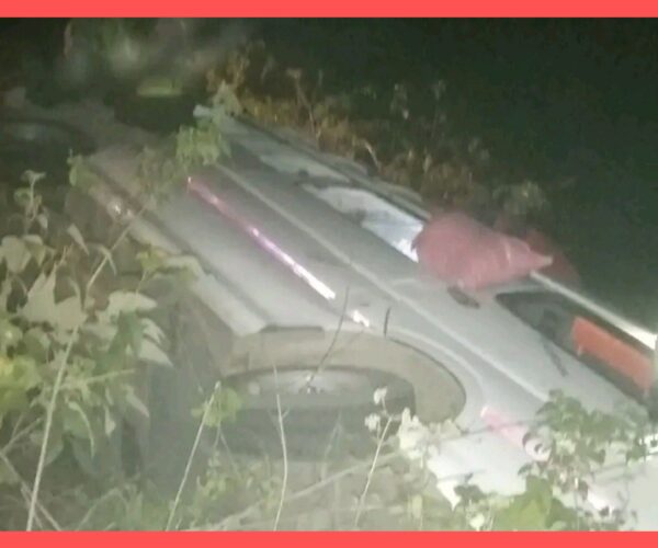 धनगढीबाट अछाम आउदै गरेको इभी डोटीमा दुर्घटना, ४ जना घाइते