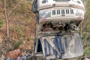 बाजुरा जादै गरेको जिप साँफेबगरमा दुर्घटना,५ जना घाइते
