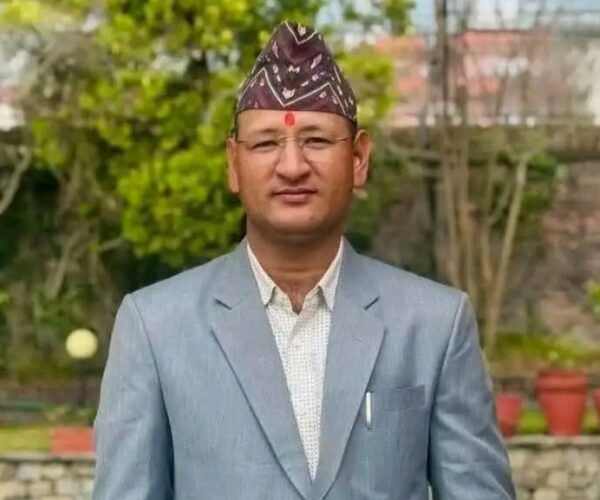 कांग्रेस युवा नेता शाहद्वारा बिधालयलाई खेलकुद सामाग्री सहयोग
