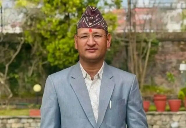 कांग्रेस युवा नेता शाहद्वारा बिधालयलाई खेलकुद सामाग्री सहयोग