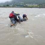 बुढीगंगा नदिको बिचमा फसेको गाईको सशस्त्र प्रहरीद्वारा उद्दार