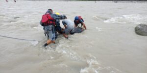 बुढीगंगा नदिको बिचमा फसेको गाईको सशस्त्र प्रहरीद्वारा उद्दार