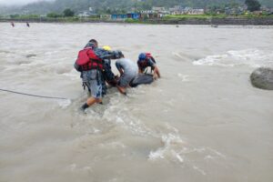 बुढीगंगा नदिको बिचमा फसेको गाईको सशस्त्र प्रहरीद्वारा उद्दार