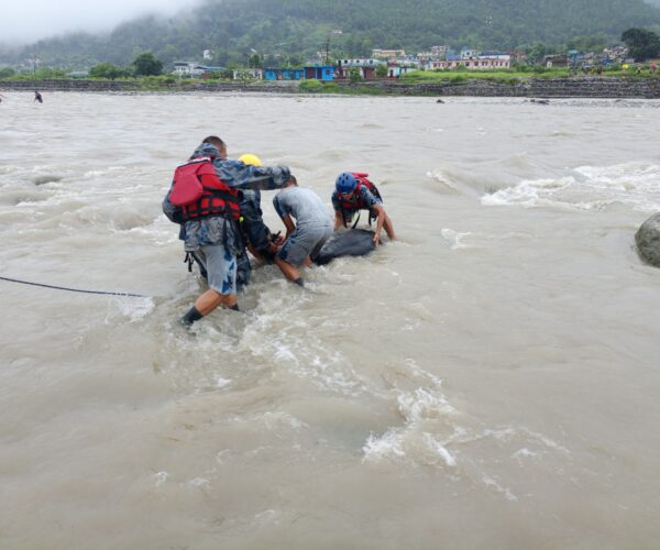 बुढीगंगा नदिको बिचमा फसेको गाईको सशस्त्र प्रहरीद्वारा उद्दार