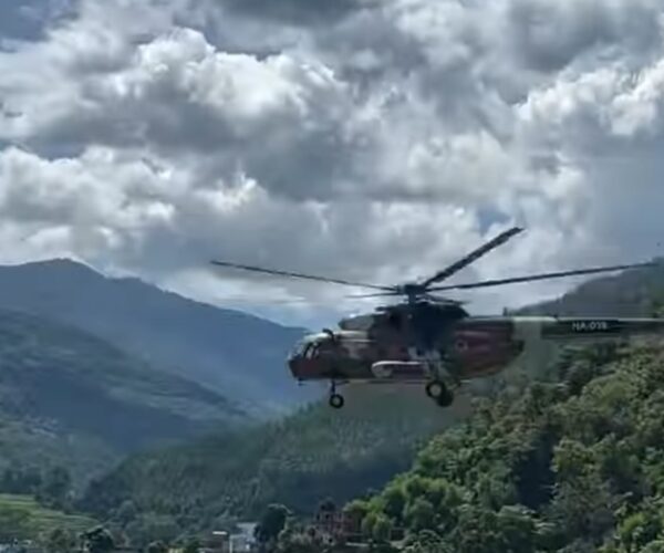 टेलिकमको टावर निर्माणका लागि हेलिकप्टरबाट सामाग्री बडिमालिका ढुवानी गरि सकियो