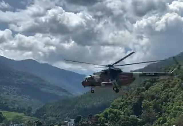 टेलिकमको टावर निर्माणका लागि हेलिकप्टरबाट सामाग्री बडिमालिका ढुवानी गरि सकियो